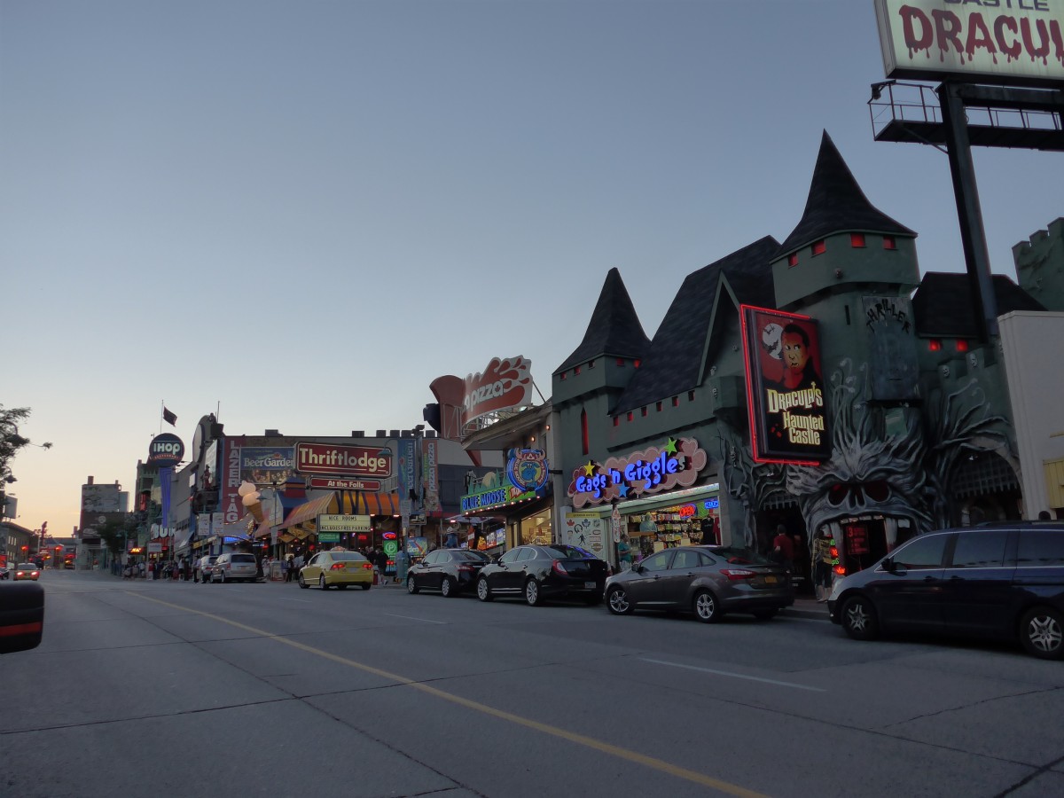 (152'903) - Im Vergn�gungsviertel von Clifton Hill am 15. Juli 2014