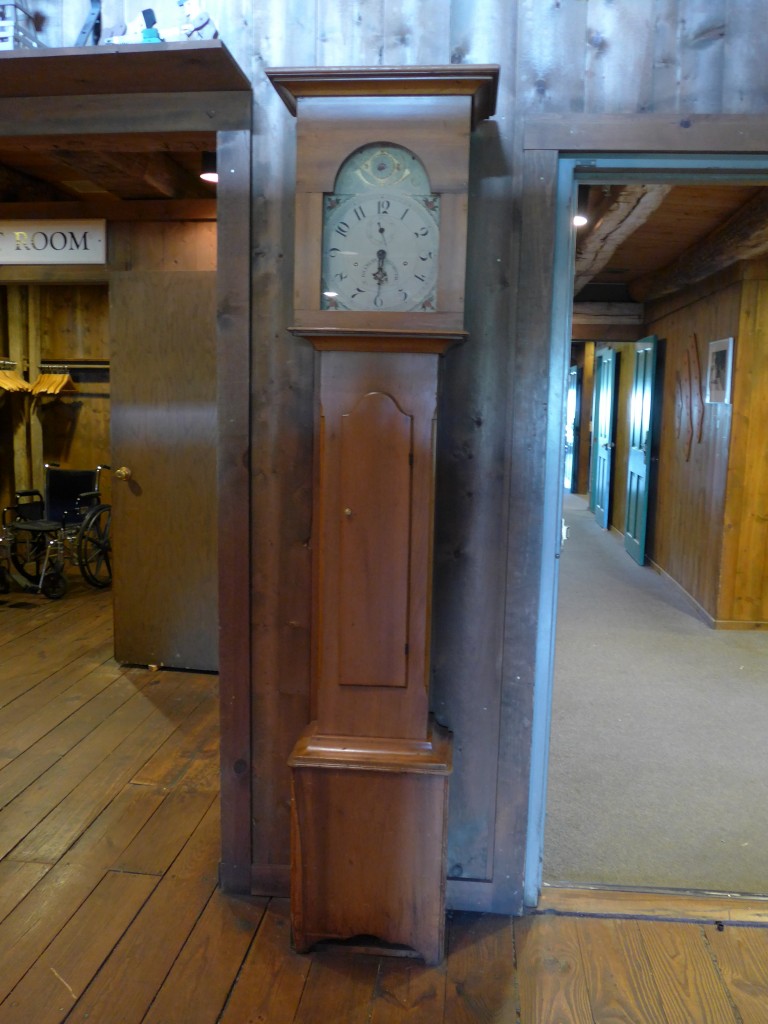 (152'977) - Alte Standuhr am 16. Juli 2014 bei den Amish in Nappanee