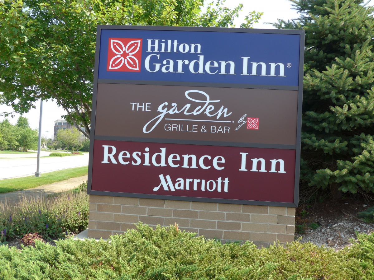 (153'268) - Hinweis am Eingang zu den Hotels in Mettawa am 19. Juli 2014