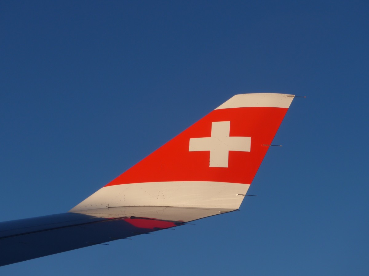 (153'447) - Sonnenaufgang am Fl�gel der Swiss am 21. Juli 2014