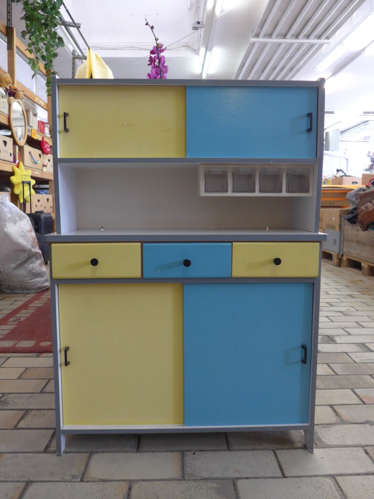 (153'508) - Kinder K�chenschr�nkli aus den 60er Jahren am 31. Juli 2014 im BrockiShop
