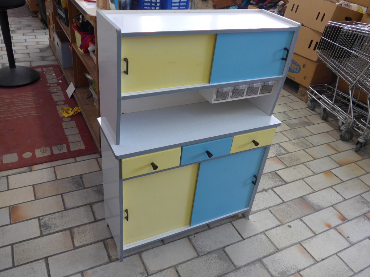 (153'509) - Kinder K�chenschr�nkli aus den 60er Jahren am 31. Juli 2014 im BrockiShop