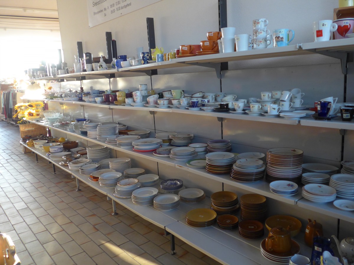 (155'272) - Die Geschirrabteilung im BrockiShop am 16. September 2014