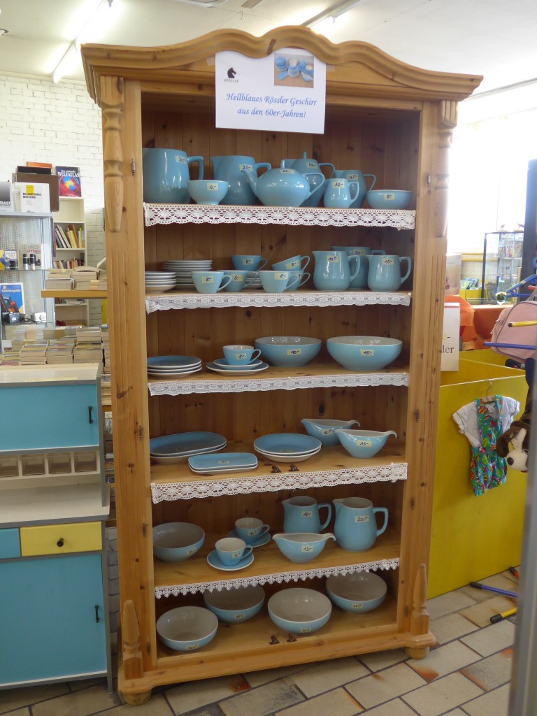 (155'366) - Hellblaues R�ssler-Geschirr am 25. September 2014 im BrockiShop