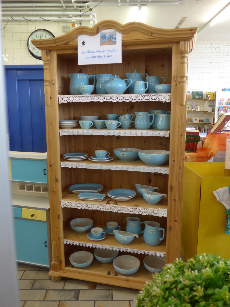 (155'367) - Hellblaues R�ssler-Geschirr am 25. September 2014 im BrockiShop