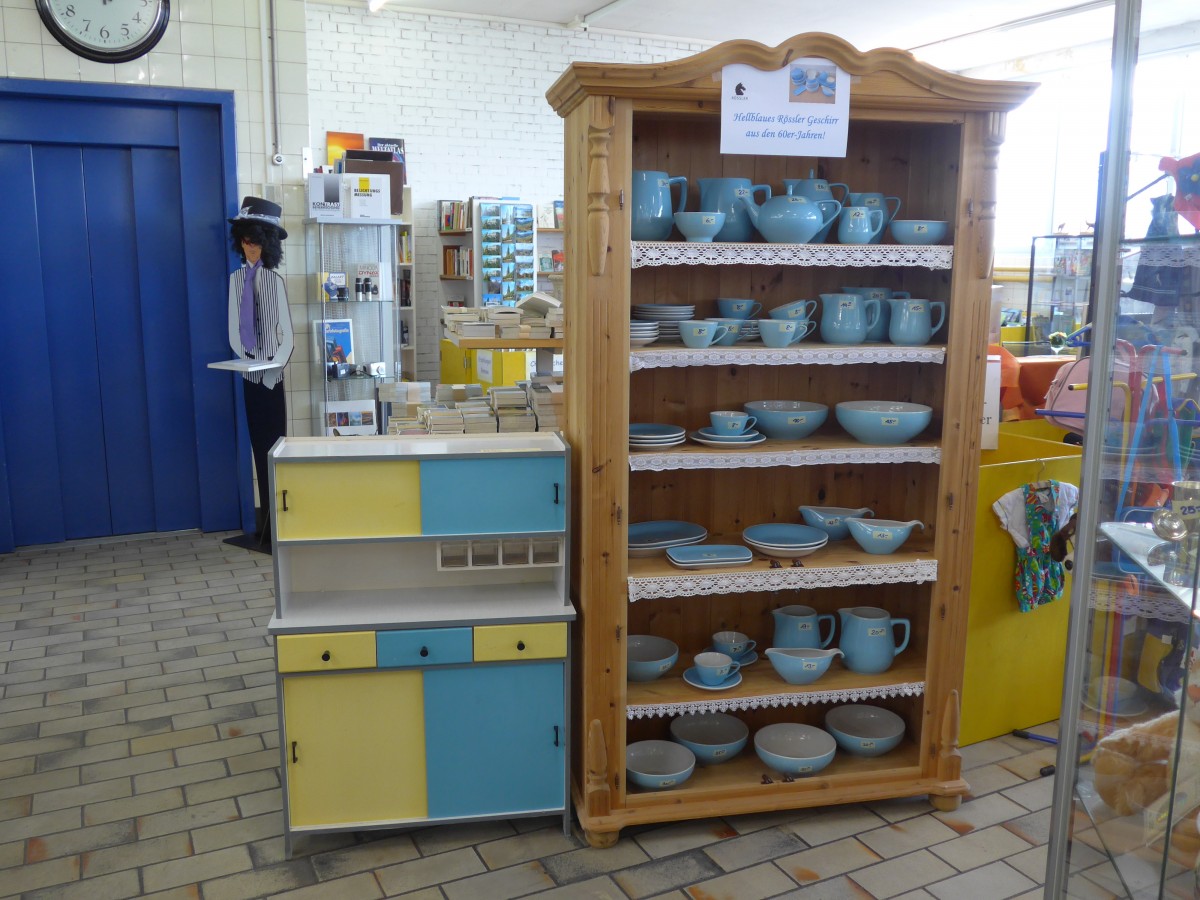 (155'368) - Kleines K�chenschr�nkli + hellblaues R�ssler-Geschirr am 25. September 2014 im BrockiShop