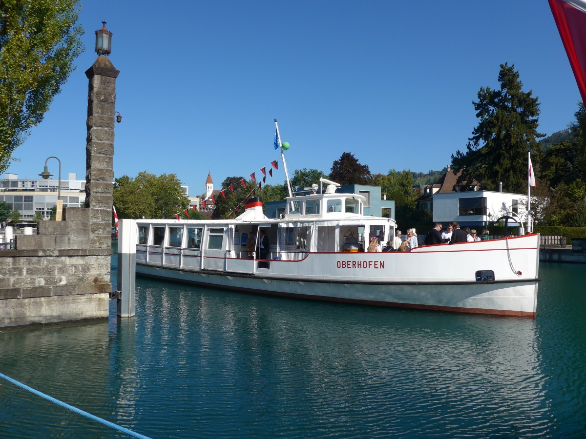 (155'386) - Das Motorschiff Oberhofen am 27. September 2014 bei der Schiffl�ndte Thun