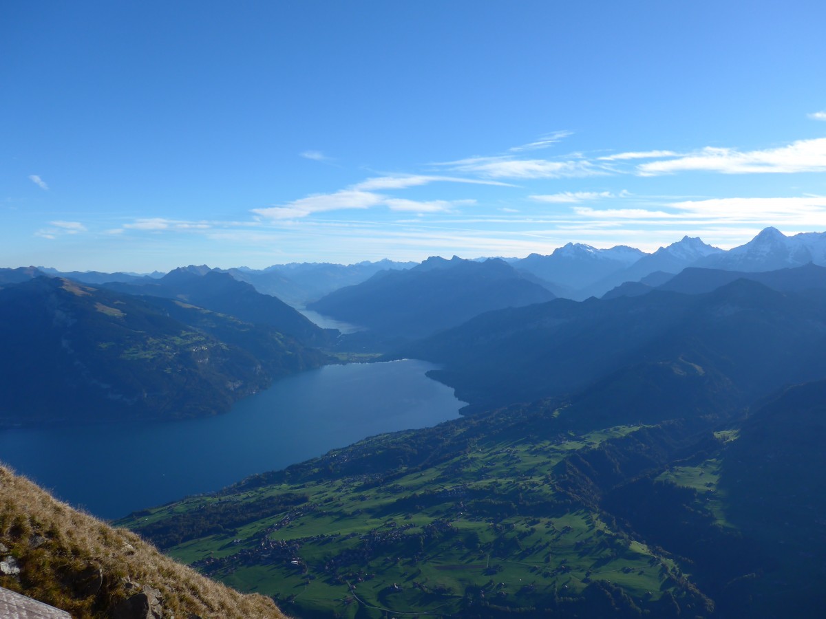 (155'800) - Aussicht vom Niesen auf den Thuner- und Brienzersee am 19. Oktober 2014