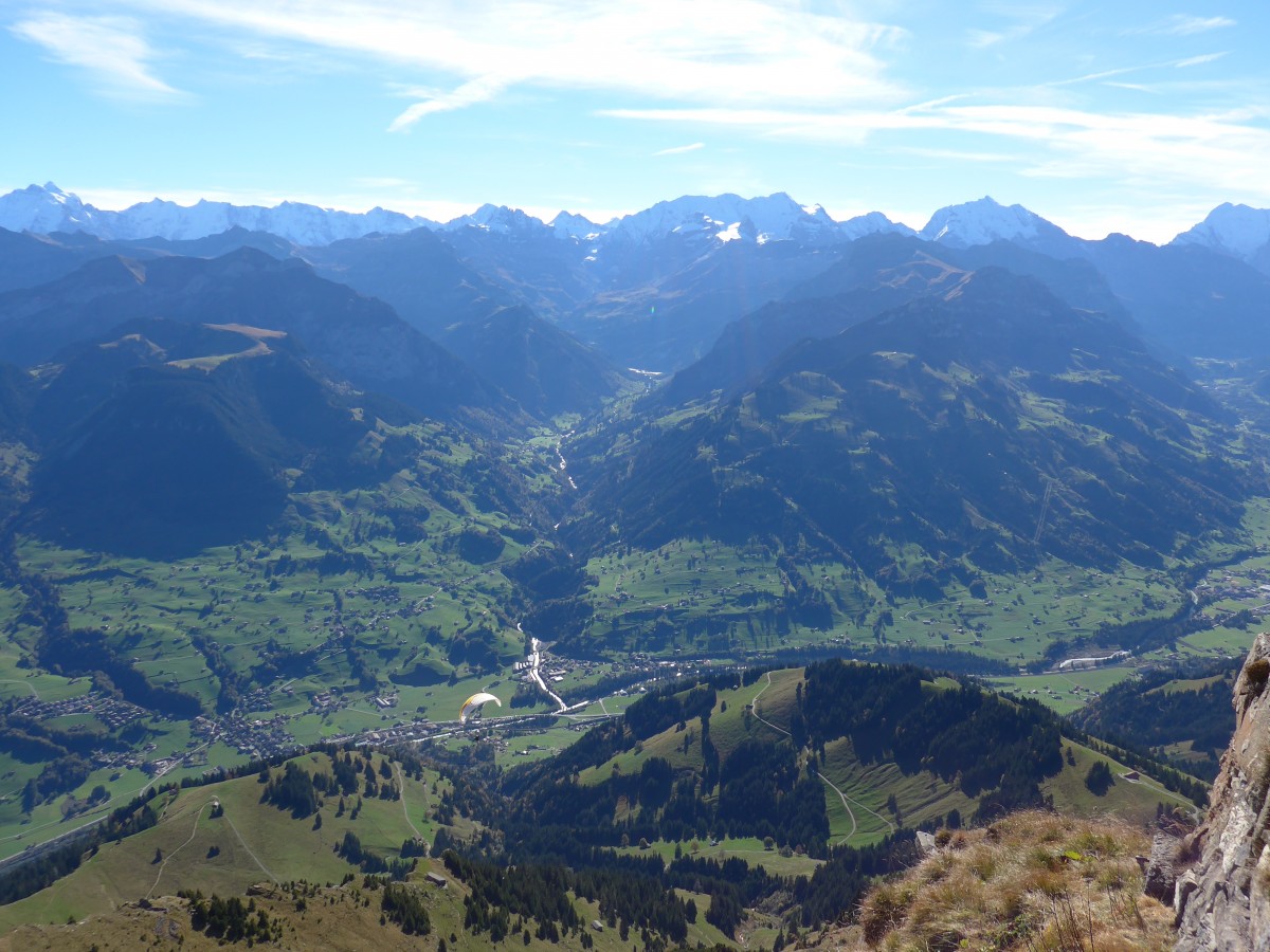 (155'805) - Aussicht vom Niesen mit Gleitschirmflieger am 19. Oktober 2014
