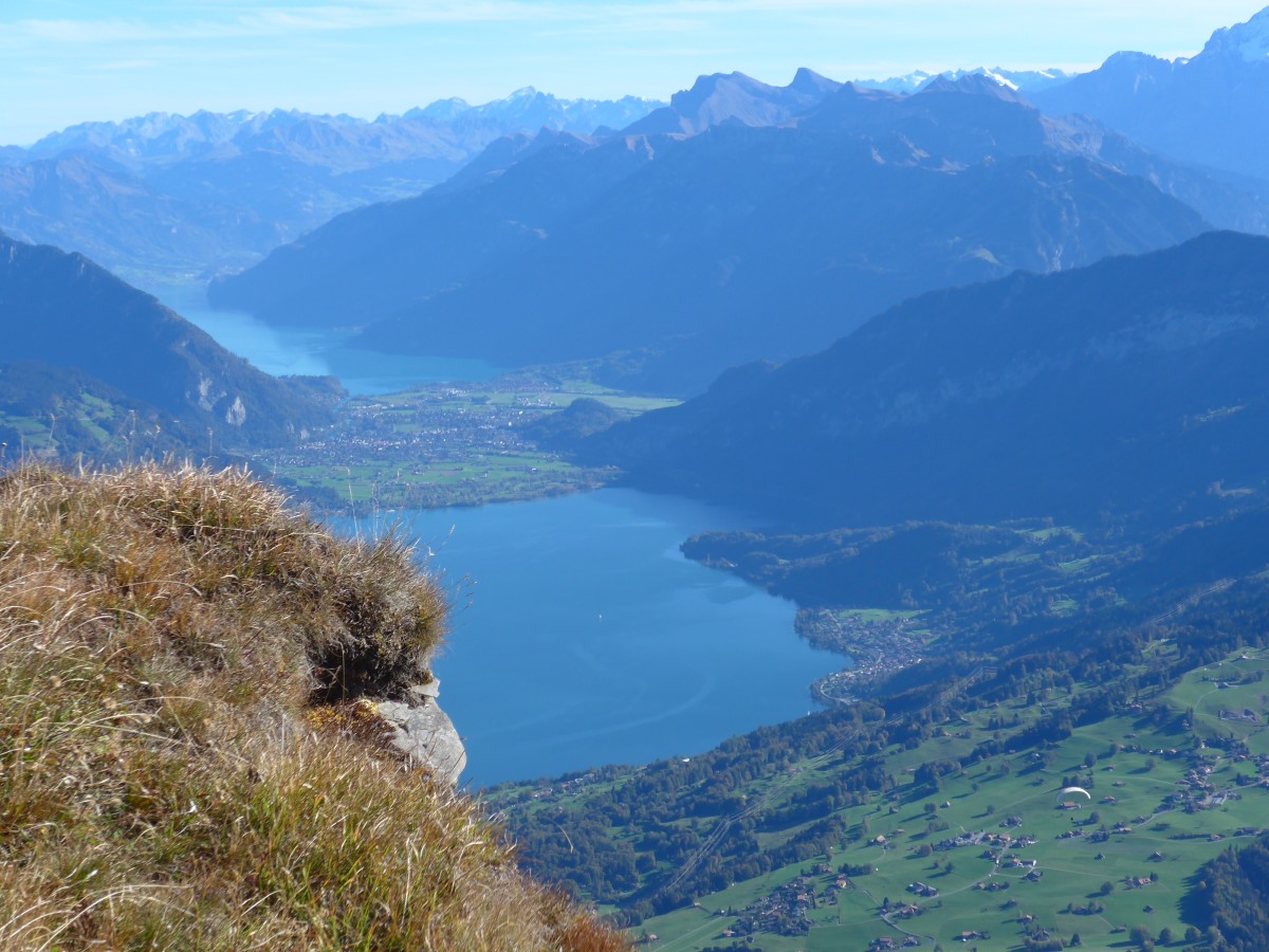 (155'810) - Aussicht vom Niesen auf den Thuner- und Brienzersee am 19. Oktober 2014