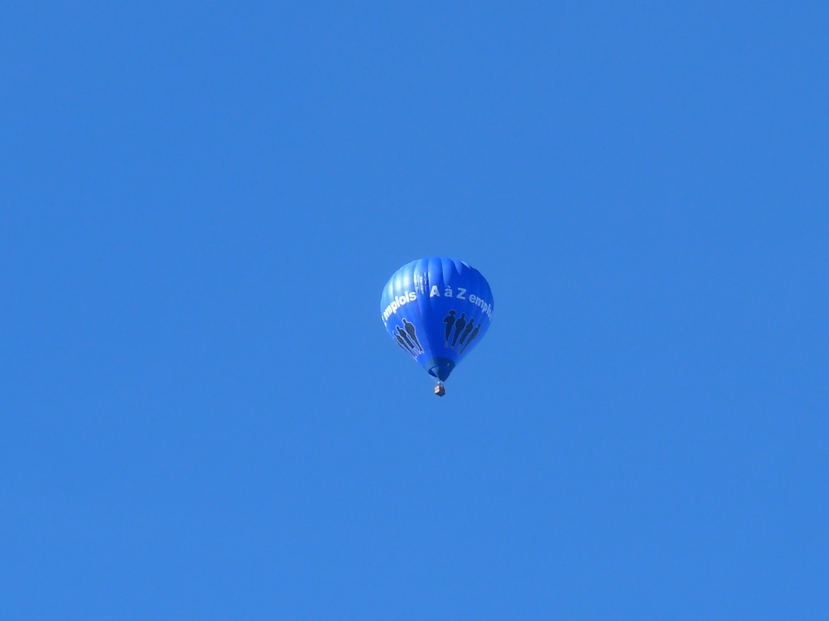 (155'843) - Ein Heissluftballon �ber dem Niesen am 19. Oktober 2014