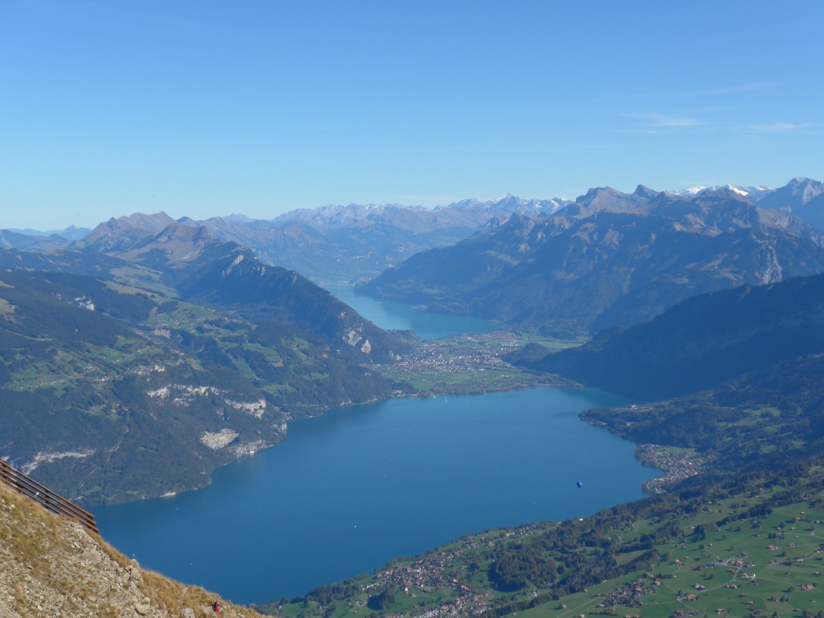 (155'847) - Aussicht vom Niesen auf den Thuner- und Brienzersee am 19. Oktober 2014
