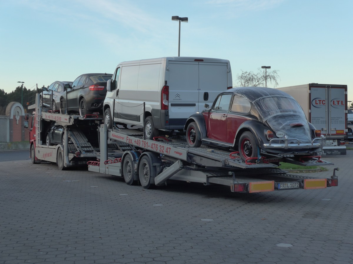 (156'595) - VW-K�fer auf einem Autotransporter am 17. November 2014 in Essel, Rasthof Allertal Ost