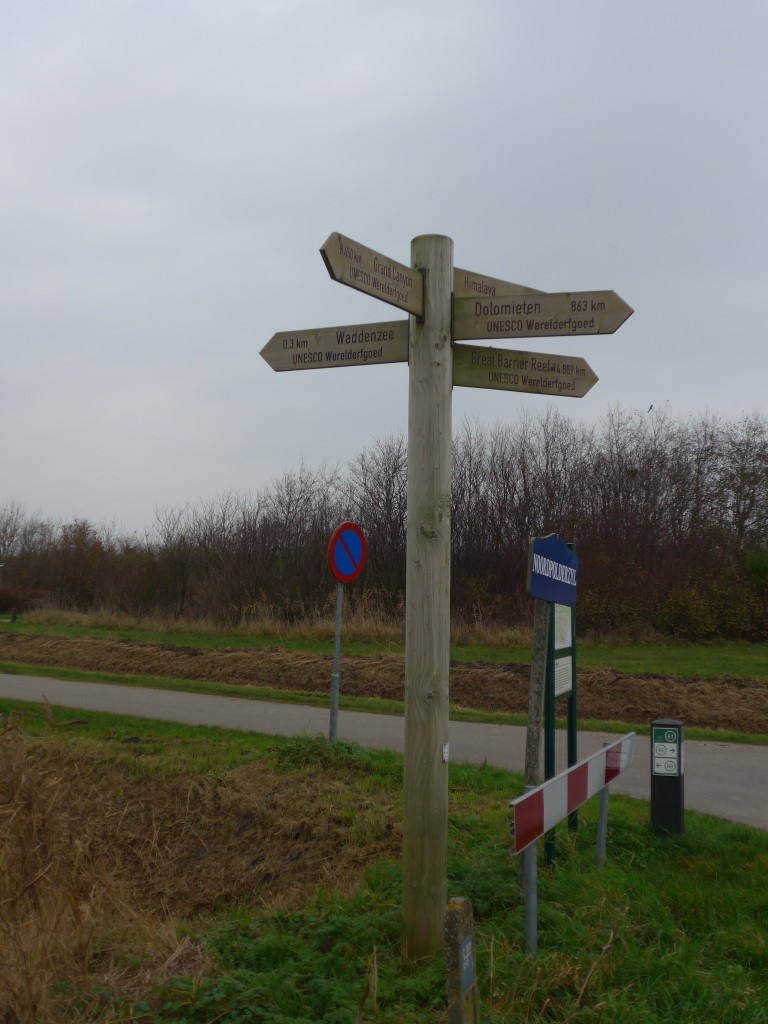 (156'724) - Wegweiser in alle Welt am 18. November 2014 in Noordpolderzyl