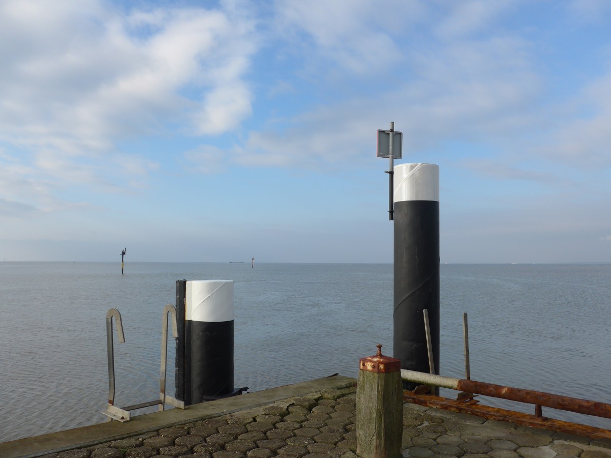 (156'799) - Im Hafen von Holwerd am 19. November 2014 mit Blick auf das Wattenmeer