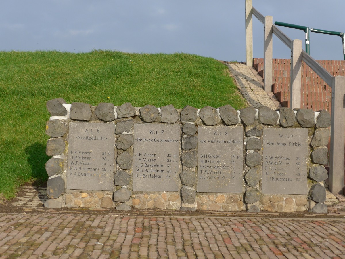 (156'826) - Gedenkst�tte f�r verunfallte Seeleute am 19. November 2014 in Moddergat