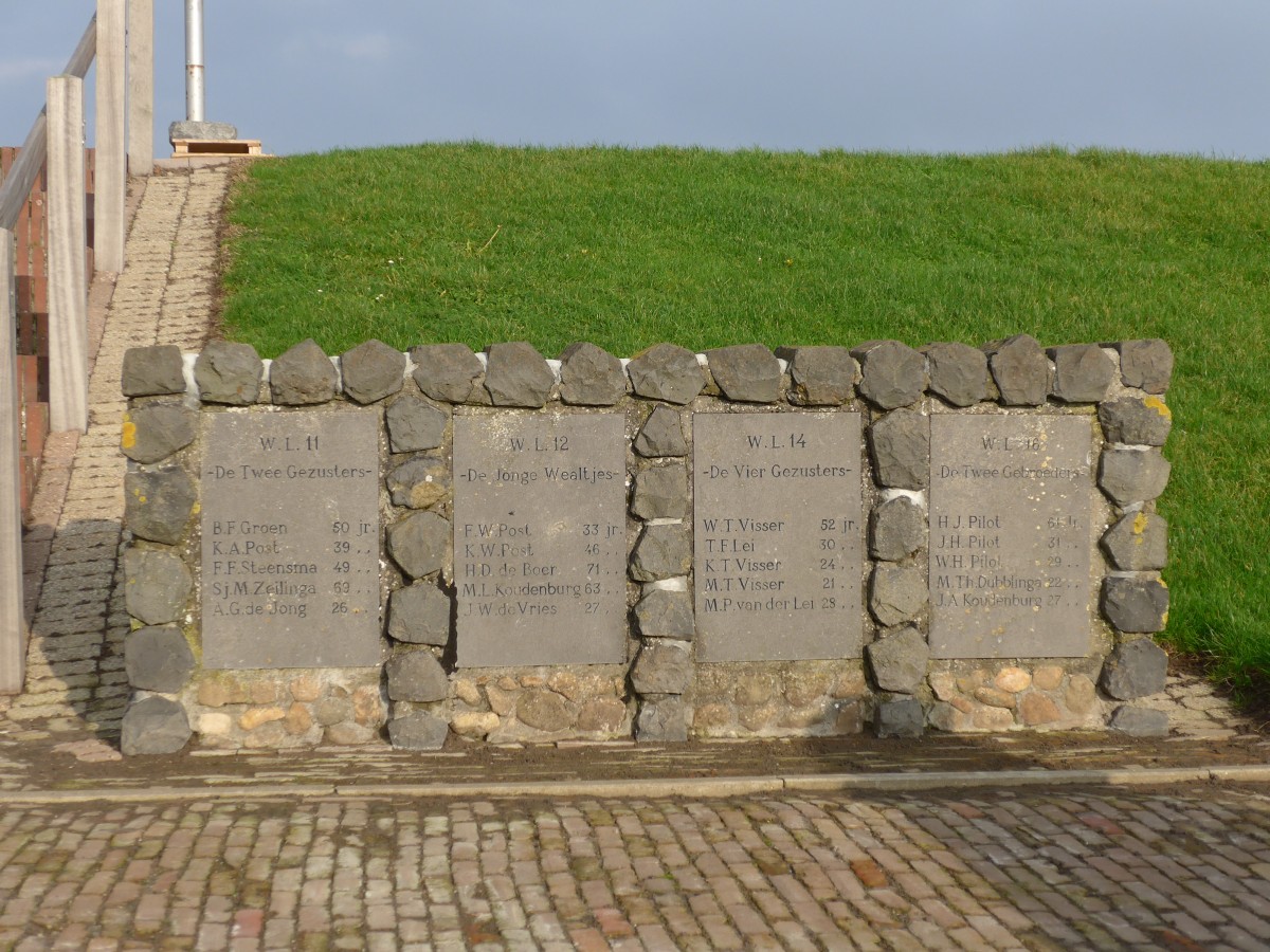 (156'827) - Gedenkst�tte f�r verunfallte Seeleute am 19. November 2014 in Moddergat