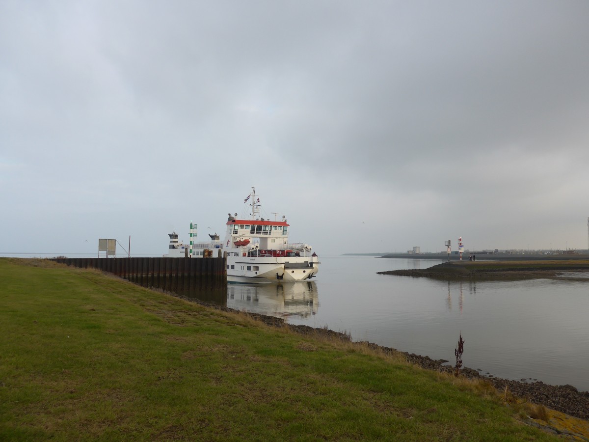 (156'840) - Die F�hre Rottum l�uft am 19. November 2014 in den Hafen von Lauwersoog ein