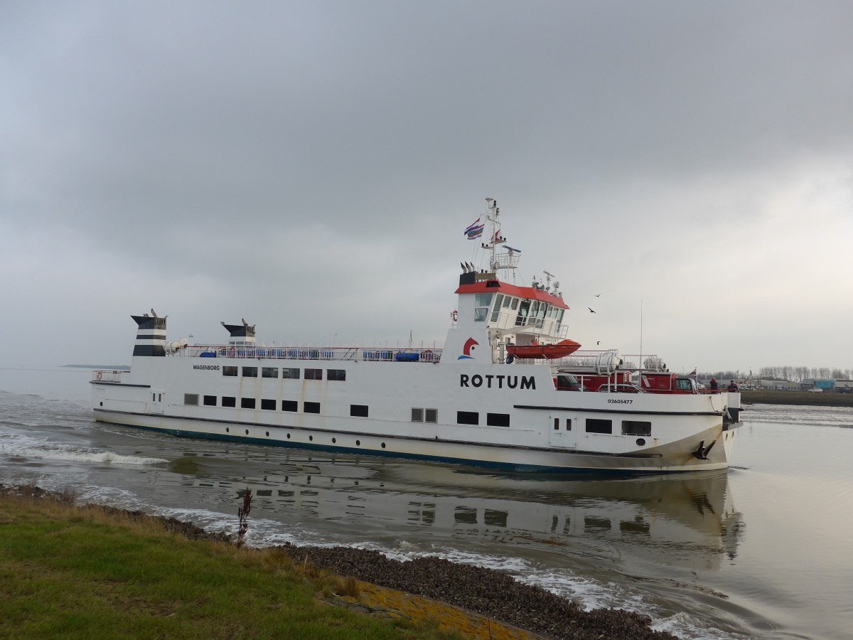 (156'842) - Die F�hre Rottum l�uft am 19. November 2014 in den Hafen von Lauwersoog ein