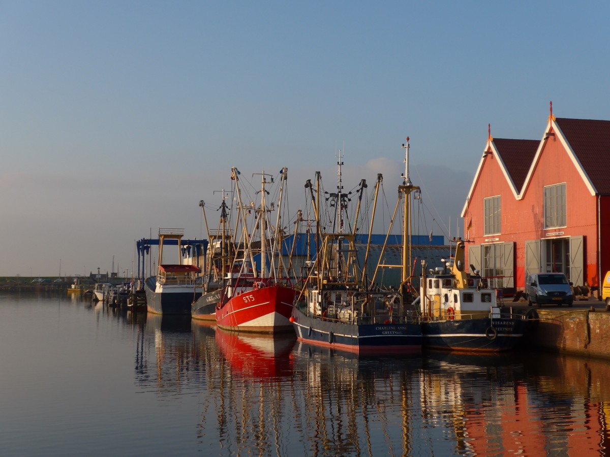 (156'882) - Schiffe im Hafen von Zoutkamp am 19. November 2014