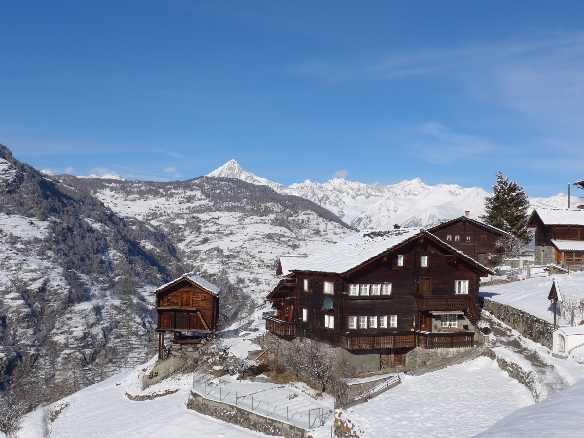 (158'430) - Chalets in Gr�chen am 18. Januar 2015 mit Matterhorn