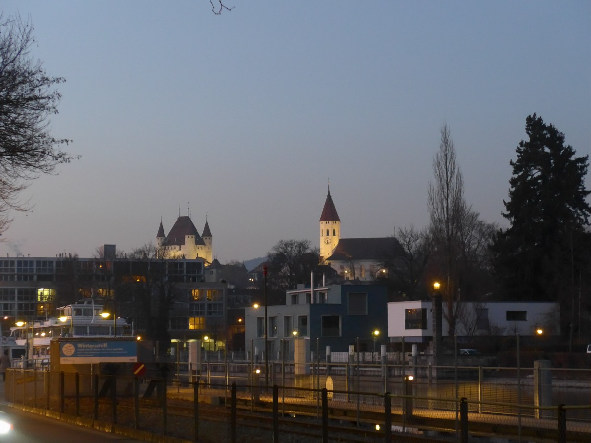 (158'796) - Das Schloss und die Kirche Thun am 19. Februar 2015 beim Einnachten