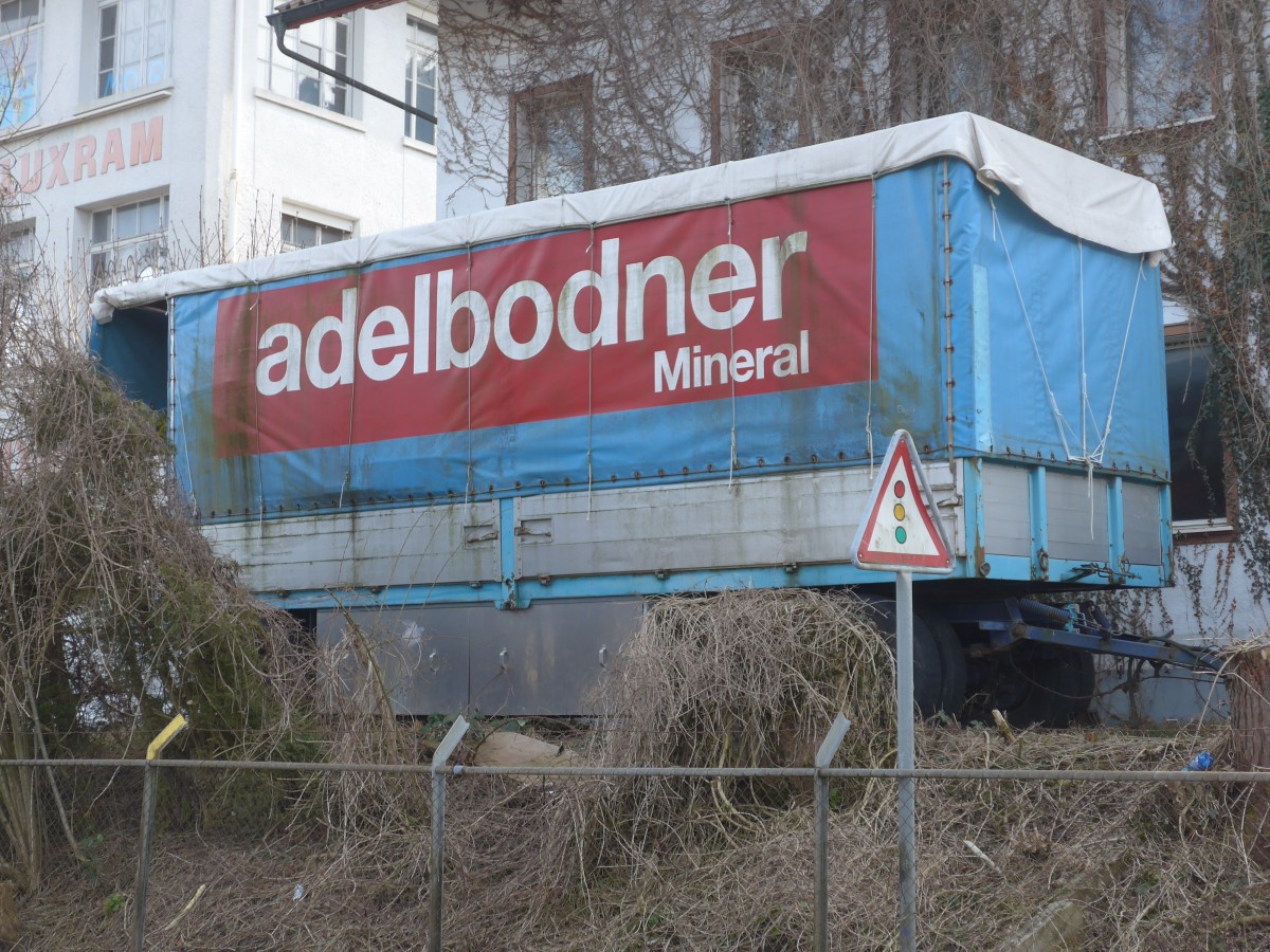 (159'266) - Alter Anh�nger der Adelbodner Mineralquellen am 17. M�rz 2015 beim Bahnhof Arth-Goldau