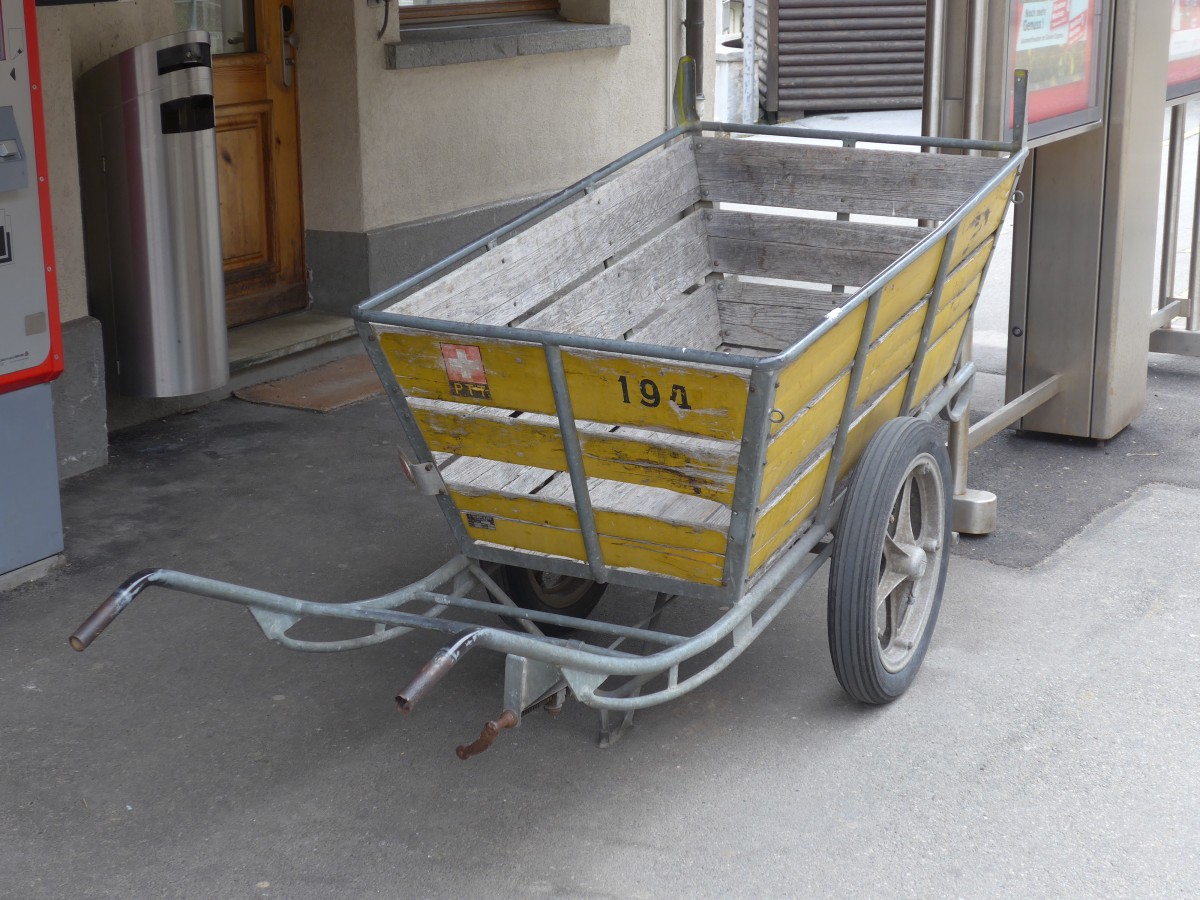 (159'610) - Alter PTT-Handkarren - Nr. 194 - am 2. April 2015 beim Bahnhof St. Niklaus