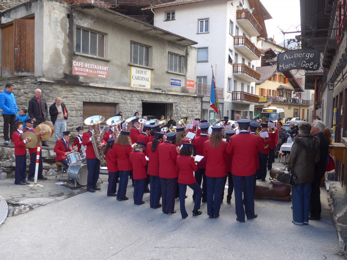 (159'653) - Die Fanfare H�lvetia Is�rables am 5. April 2015 in Is�rables