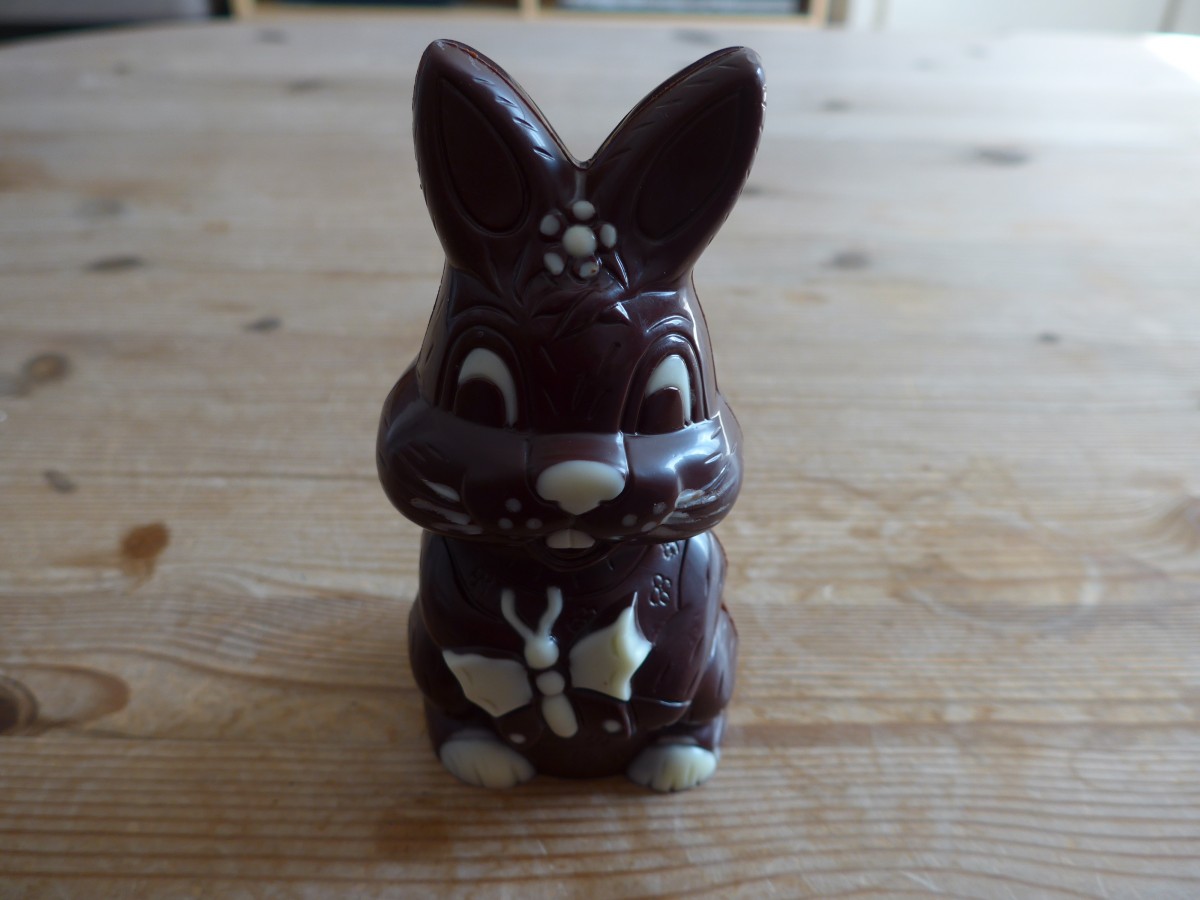 (159'944) - Kleiner Osterhase aus schwarzer Schokolade am 19. April 2015