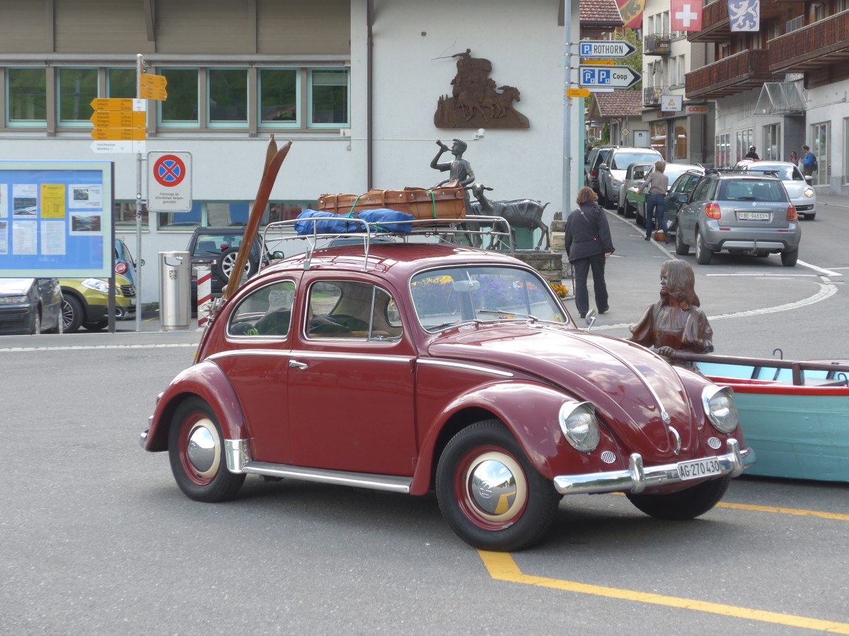 (160'232) - VW-K�fer - AG 270'430 - am 9. Mai 2015 beim Bahnhof Brienz