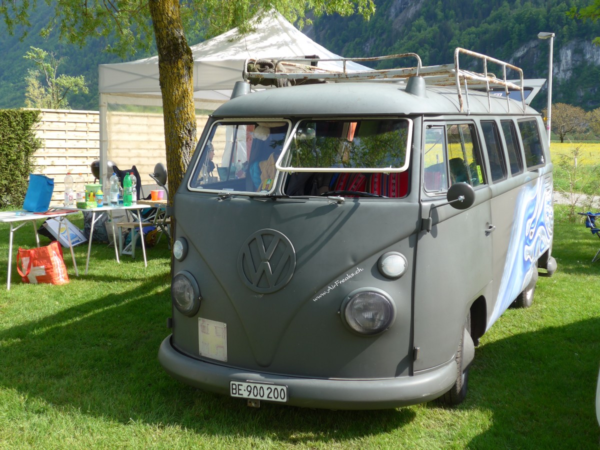(160'238) - VW-Bus - BE 900'200 - am 9. Mai 2015 in Brienz, Camping Aaregg