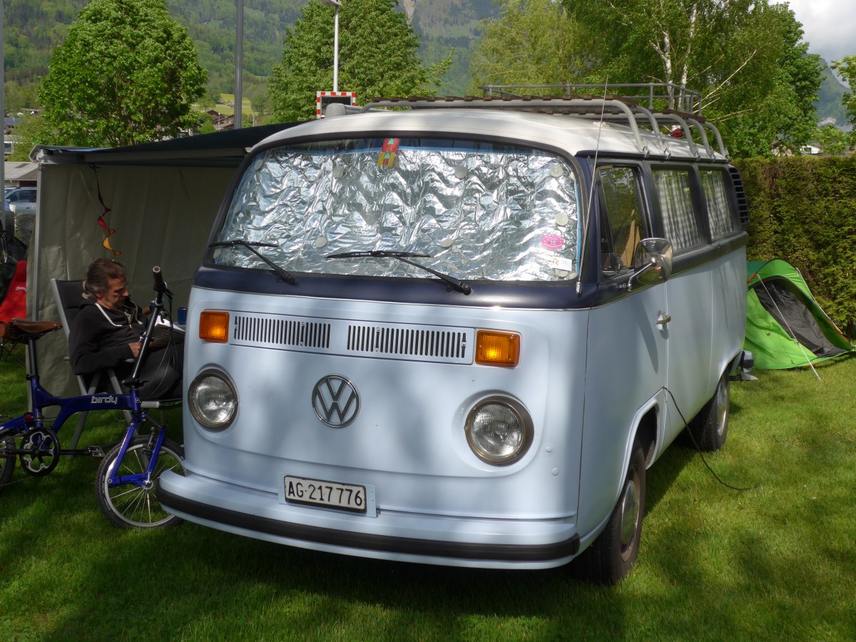 (160'321) - VW-Bus - AG 217'776 - am 9. Mai 2015 in Brienz, Camping Aaregg