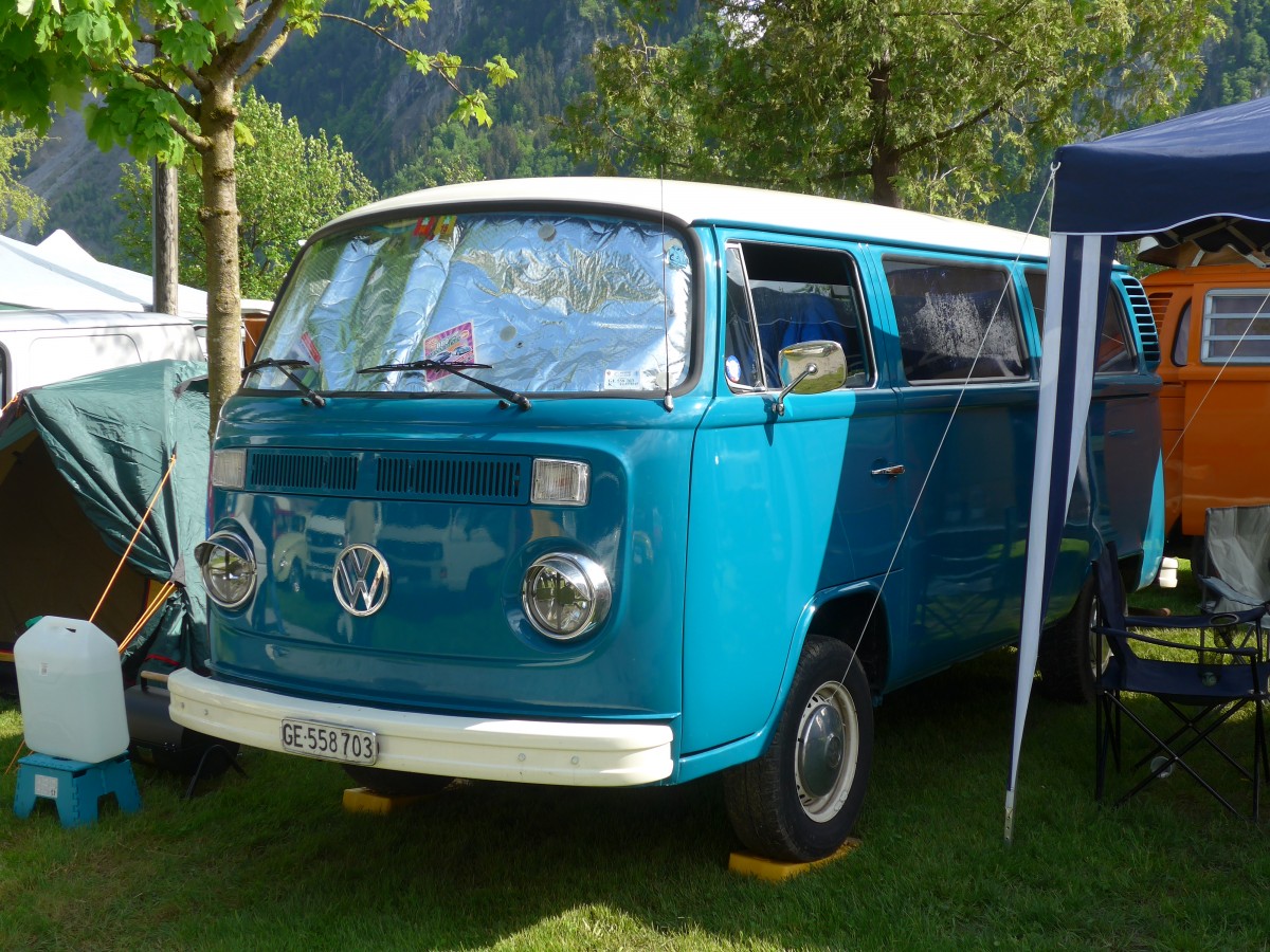 (160'335) - VW-Bus - GE 558'703 - am 9. Mai 2015 in Brienz, Camping Aaregg