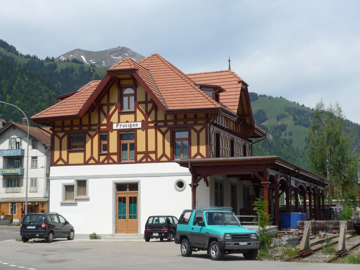 (160'498) - Der alte Bahnhof in Frutigen am 14. Mai 2015