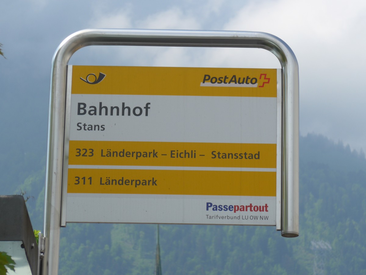 (160'929) - PostAuto-Haltestelle - Stans, Bahnhof - am 24. Mai 2015