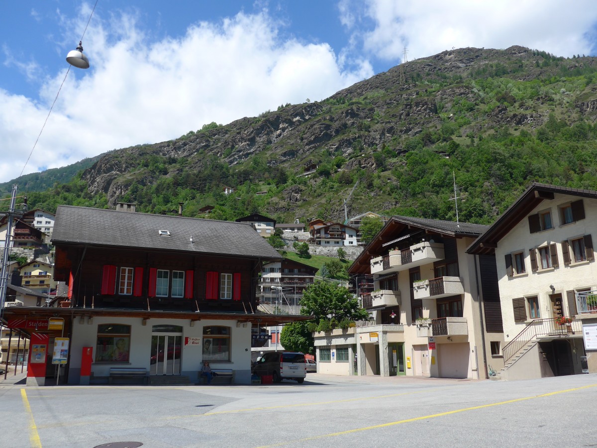 (161'114) - Der Bahnhof und die Post in Stalden-Saas am 27. Mai 2015