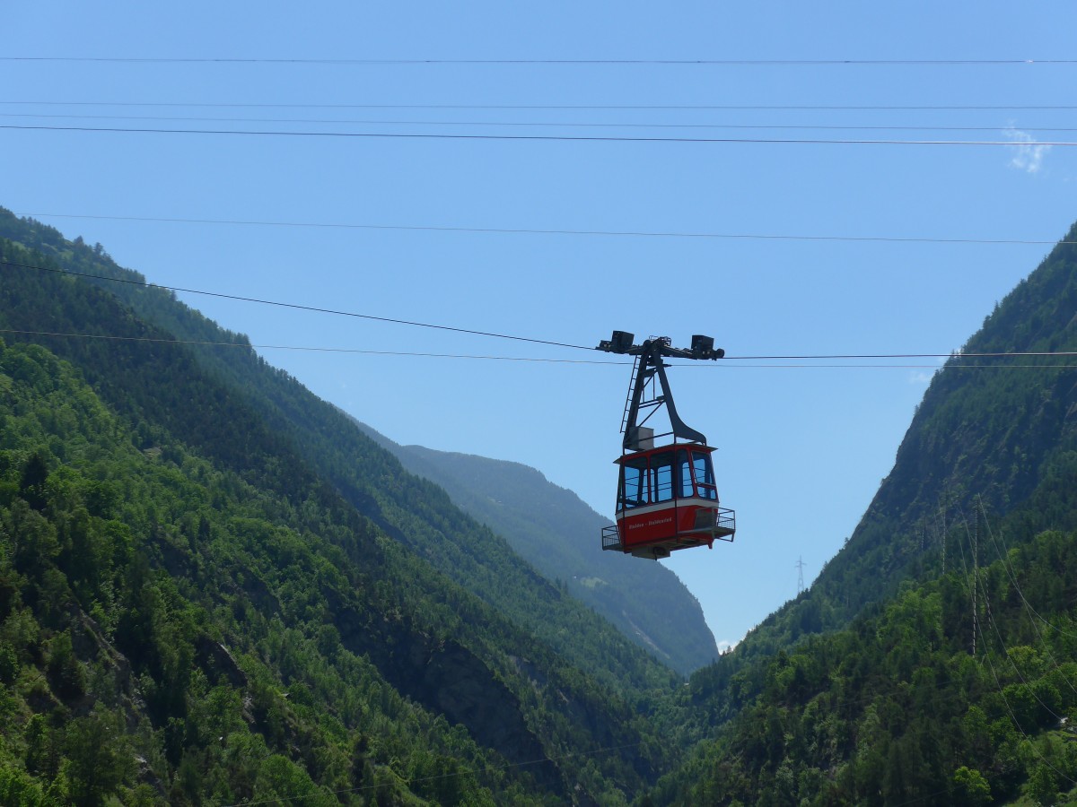 (161'115) - Luftseilbahn Stalden-Staldenried Nr. 1 am 27. Mai 2015 �ber dem Bahnhof Stalden-Saas