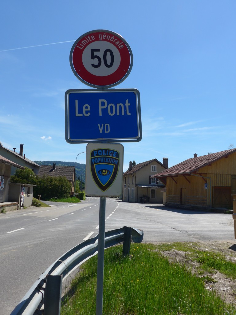 (161'355) - Geschwindigkeitsbeschr�nkung und Ortstafel am 28. Mai 2015 in Le Pont