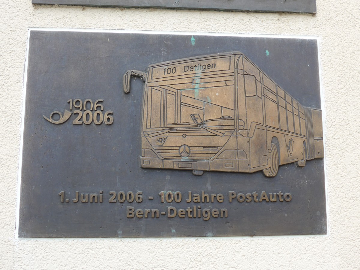 (161'458) - Gedenktafel zum 100 j�hrigen Jubil�um von der ersten Postautolinie von Bern nach Detligen am 30. Mai 2015 in Detligen, Post
