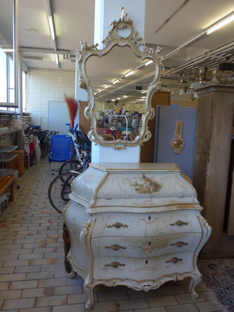 (161'712) - Venezianische Kommode mit Spiegel am 3. Juni 2015 im BrockiShop