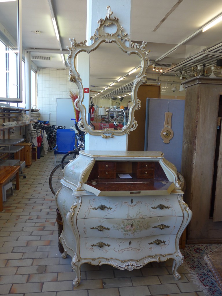 (161'713) - Venezianische Kommode mit Spiegel am 3. Juni 2015 im BrockiShop