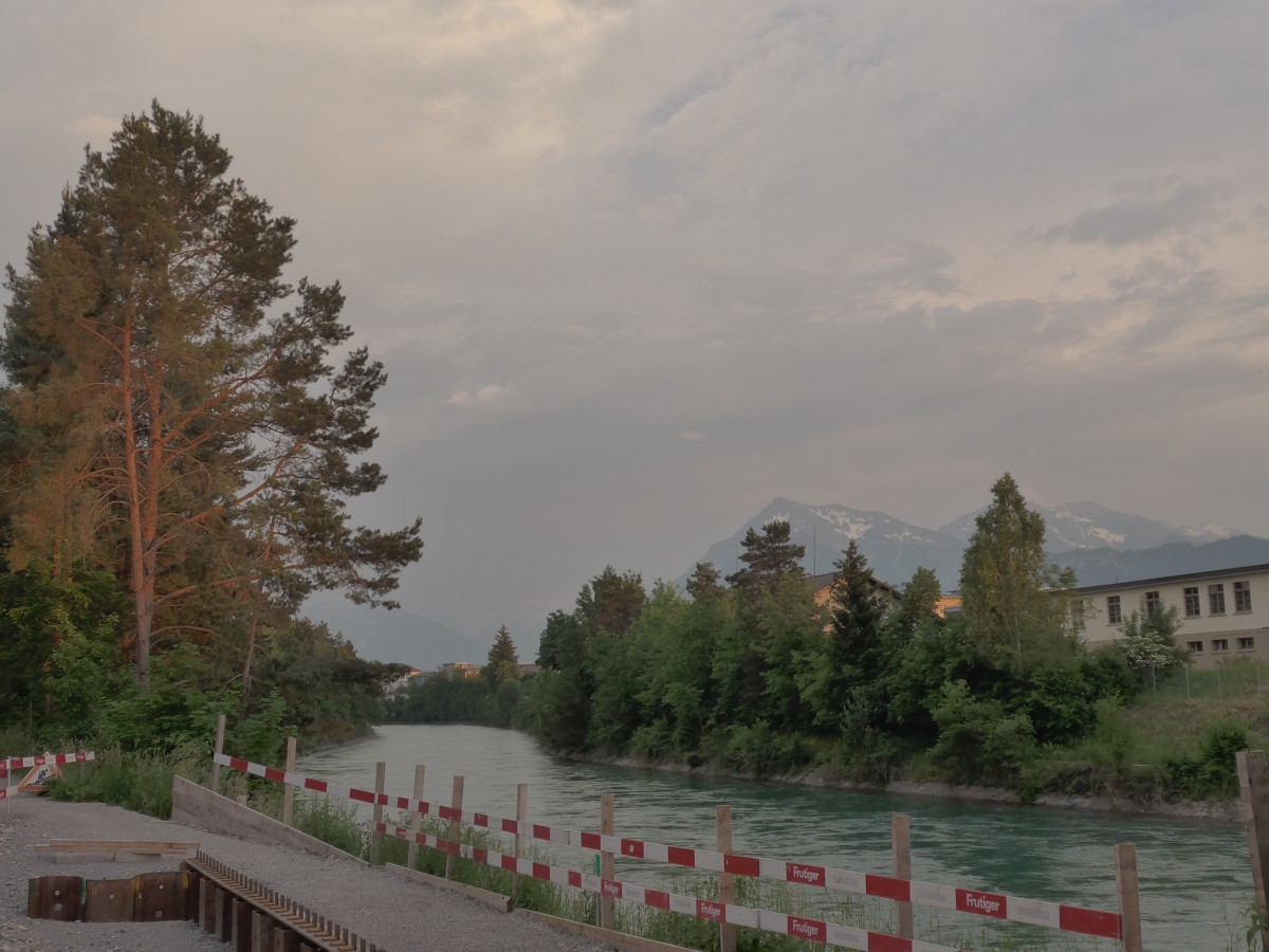 (161'735) - Baustelle an der Aare mit Niesen am 4. Juni 2015 bei Steffisburg