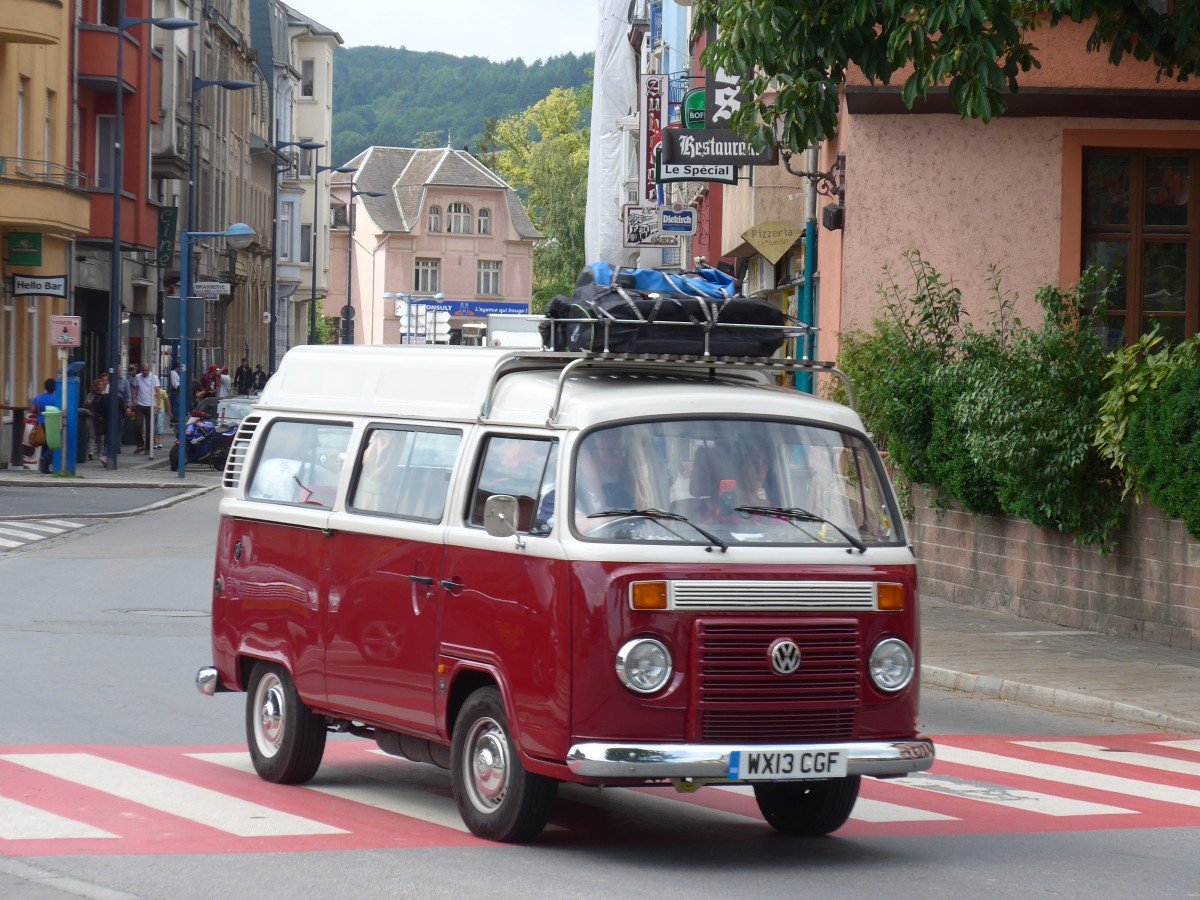 (162'601) - VW-Bus - WX13 CGF - am 25. Juni 2015 beim Bahnhof Ettelbruck
