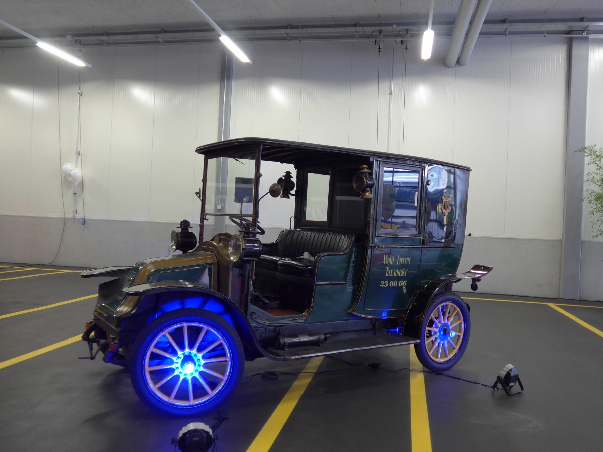 (163'425) - Welti-Furrer Taxi - Jahrgang 1909 - Renault am 15. August 2015 in Bassersdorf, Buszentrum Glattal