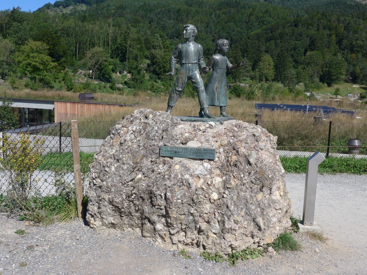 (164'303) - Gedenkstein f�r die Opfer des Felssturzes am 2. September 1806 in Goldau am 31. August 2015