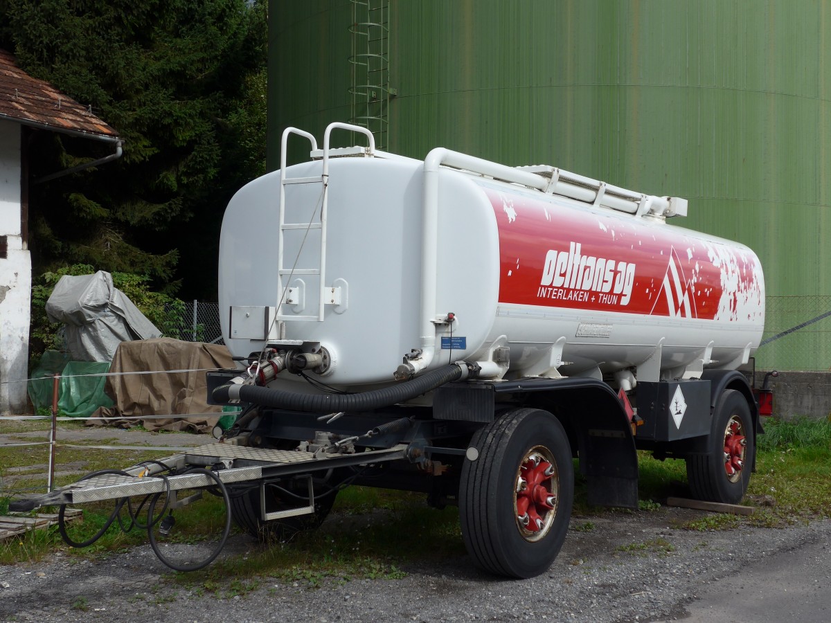 (164'417) - Oeltrans, Interlaken - BE 499'447 - Schwarzm�ller Anh�nger am 6. September 2015 in Frutigen