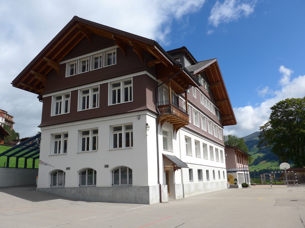 (164'432) - Das Schulhaus Dorf am 6. September 2015 in Adelboden