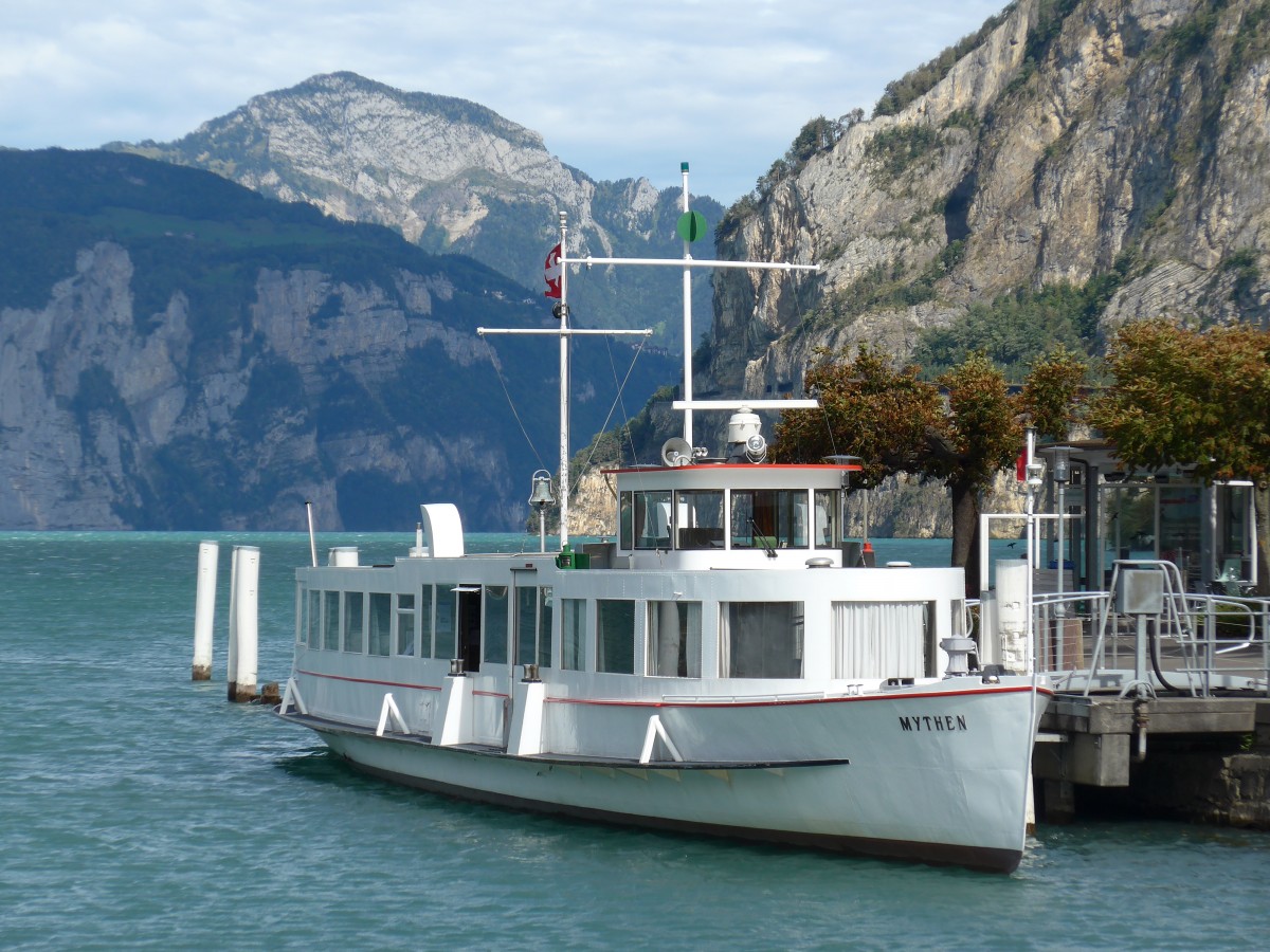 (164'890) - Motorschiff Mythen am 16. September 2015 bei der Schiffl�ndte Fl�elen