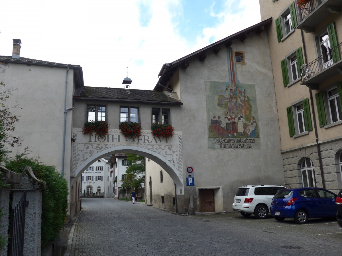 (165'252) - Torbogen beim Hotel Fravi am 19. September 2015 in Andeer